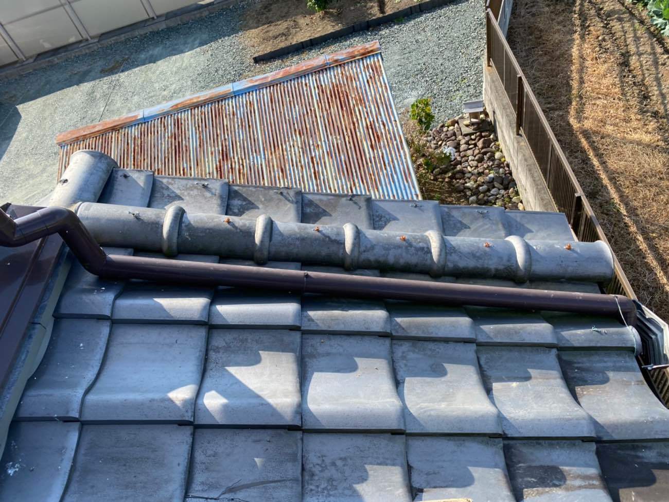 【浜松】他社の飛び込み営業で、瓦の浮きを指摘された！南蛮漆喰で土台を作り直した瓦屋根修繕の施工事例 アイキャッチ画像