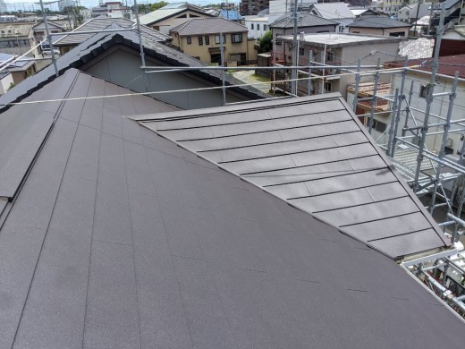 防風などの影響により多数のひび割れが…不安だった屋根の状態がカバー工法により安心して暮らせる屋根へと生まれ変わった屋根 画像