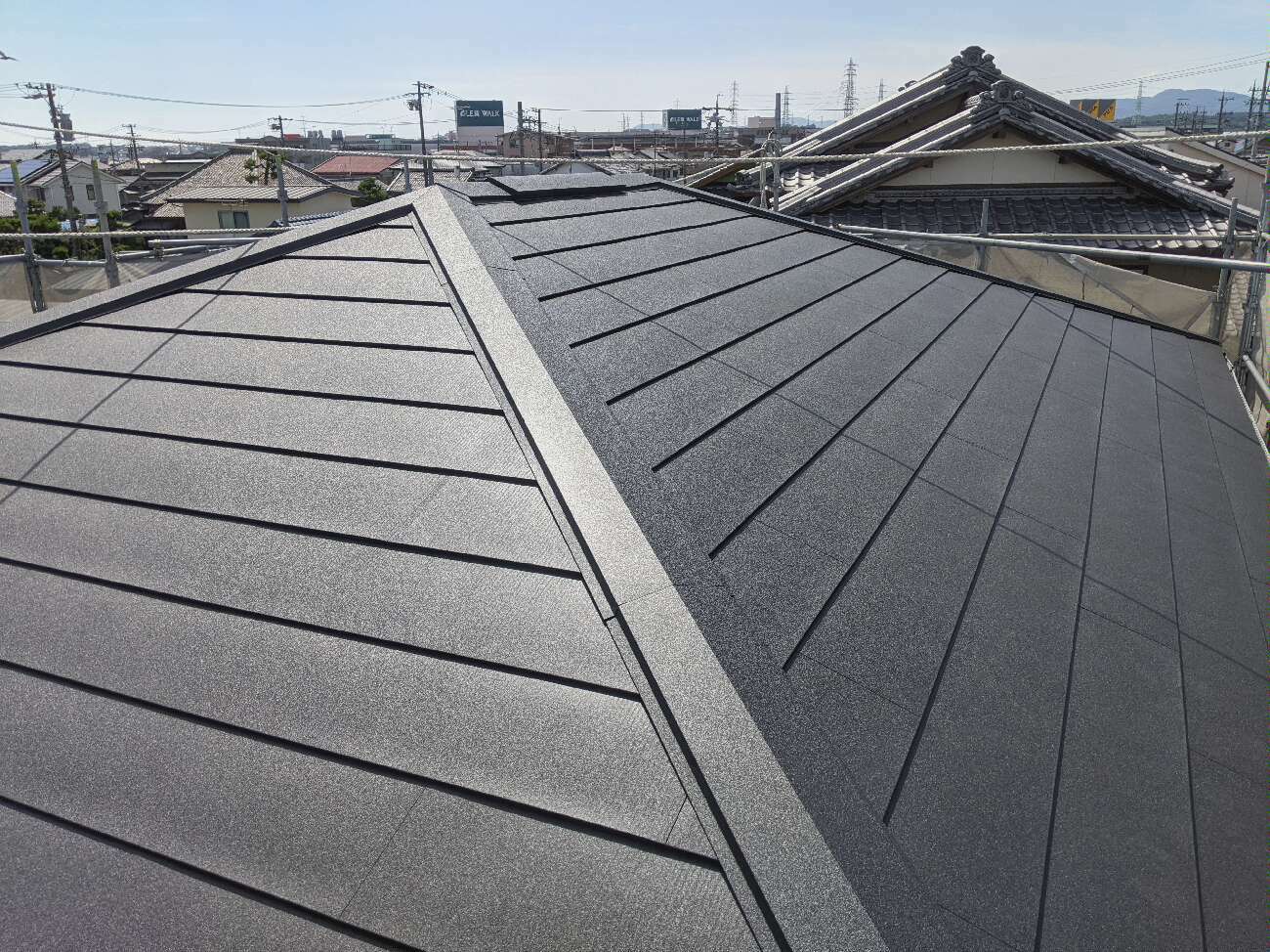 【浜松】屋根工事　カバー工法でシルキールーフに！換気棟も取付けて屋根の機能性もアップした施工事例 画像