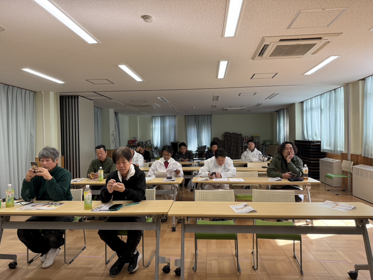浜松市の外壁塗装でエアコン配管カバーは外す?塗る?後悔しない施工方法 画像