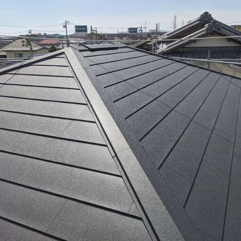 【浜松】経年とともに劣化症状が現れてしまった屋根を、カバー工法でシルキールーフに！換気棟も取り付けて、機能性もアップした施工事例