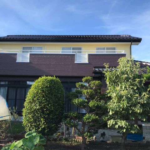 外壁塗装と同時に屋根の漆喰の修繕も！高耐候性フッ素塗料を使用した施工事例