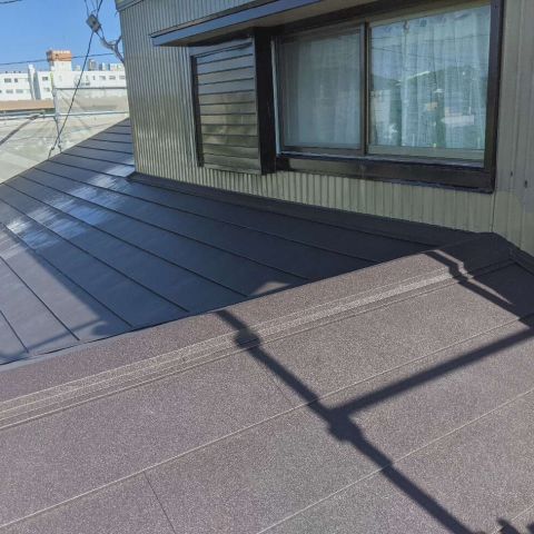 瓦屋根からガルバリウム鋼板のシルキールーフへ！屋根葺替え工事の施工事例。