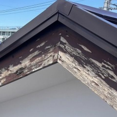 破風板の塗装が剥がれている！浜松市で知る塗装・補修・交換の判断基準 アイキャッチ画像