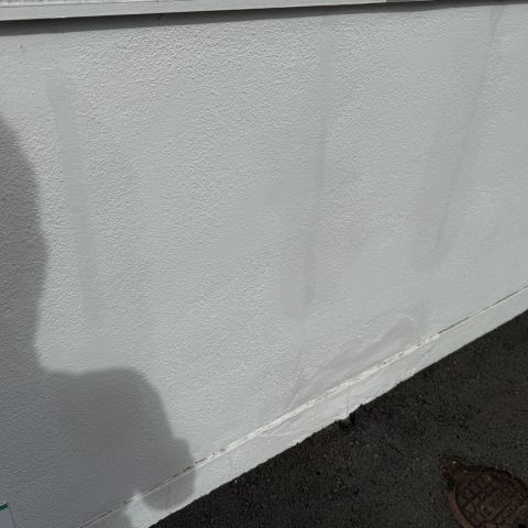 住宅の基礎に白い粉が付くのはなぜ？浜松市で知っておきたい白華現象と補修の判断基準 アイキャッチ画像